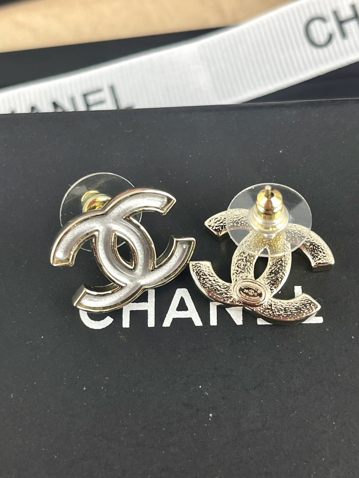 2023 Pearly White CC Logo Stud Earrings 2