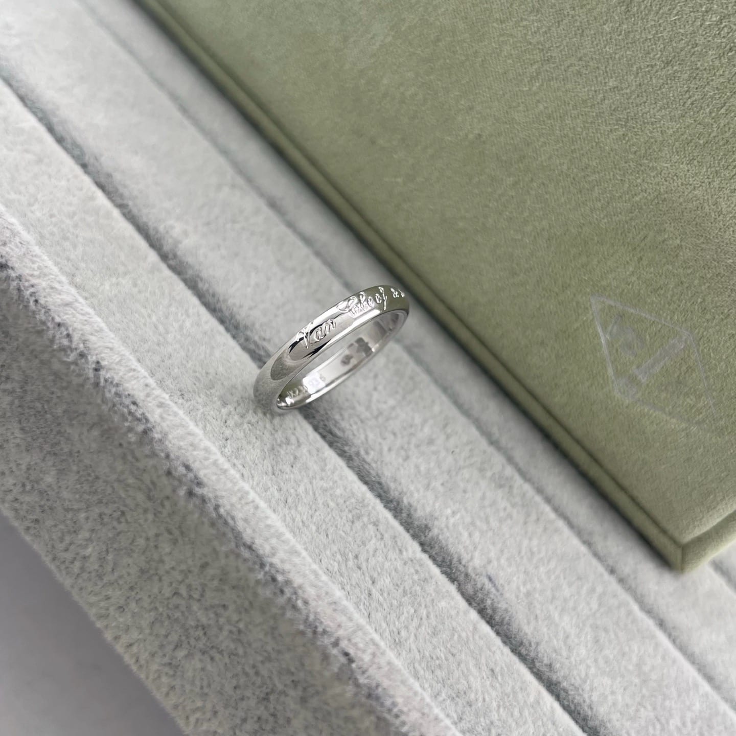 Arpels Tendrement Signature wedding band 6