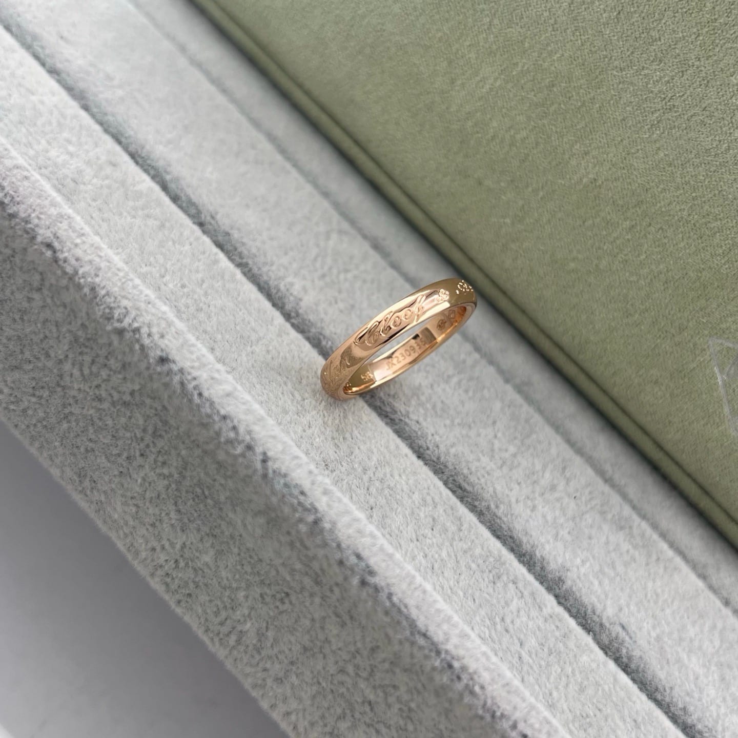 Arpels Tendrement Signature wedding band 7