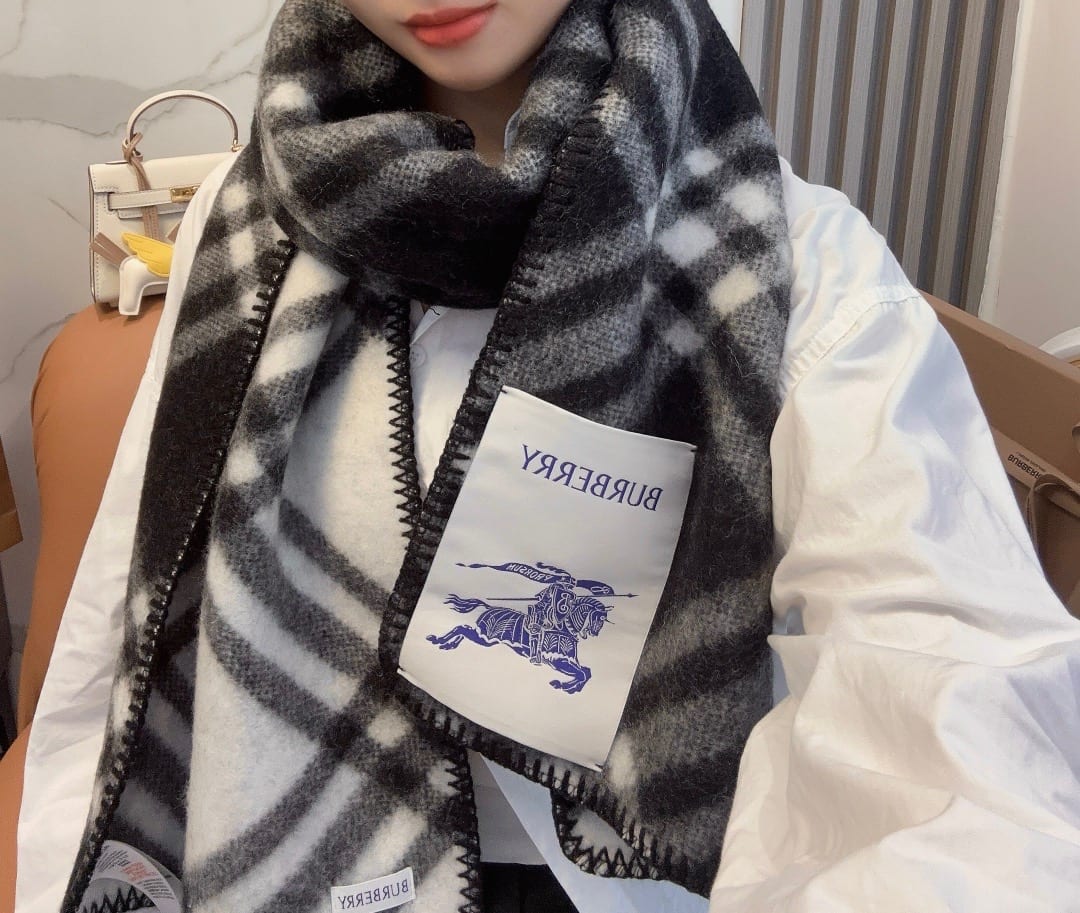 Check Cashmere Scarf in Sand beige 7