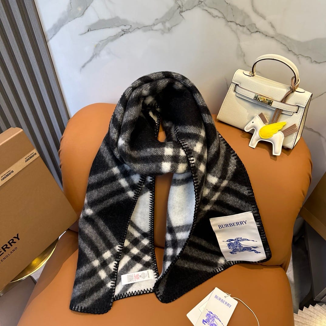 Check Cashmere Scarf in Sand beige 8