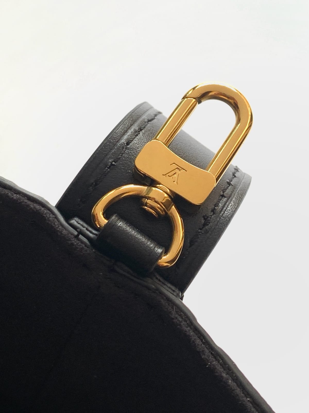 𝐌𝐨𝐧𝐨𝐠𝐫𝐚𝐦 𝐄𝐦𝐩𝐫𝐞𝐢𝐧𝐭𝐞 5