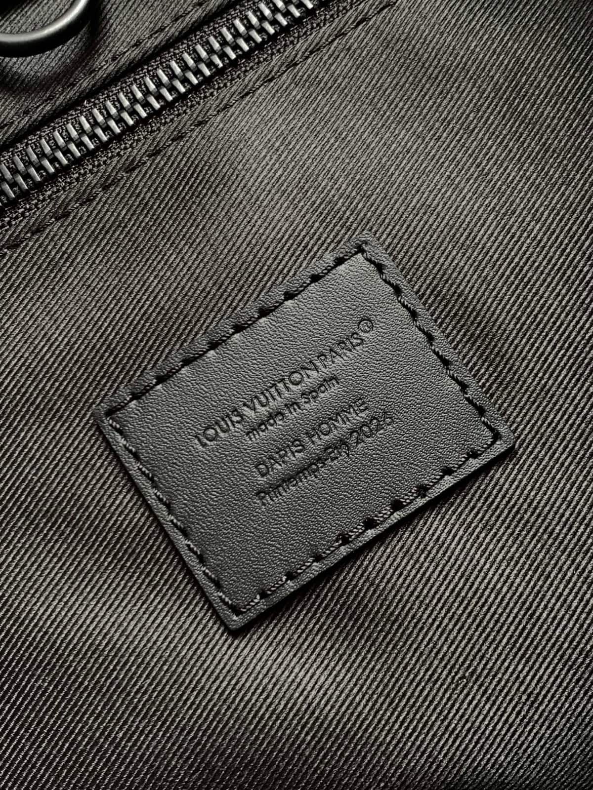 Shopper Tote in Black Leather 3