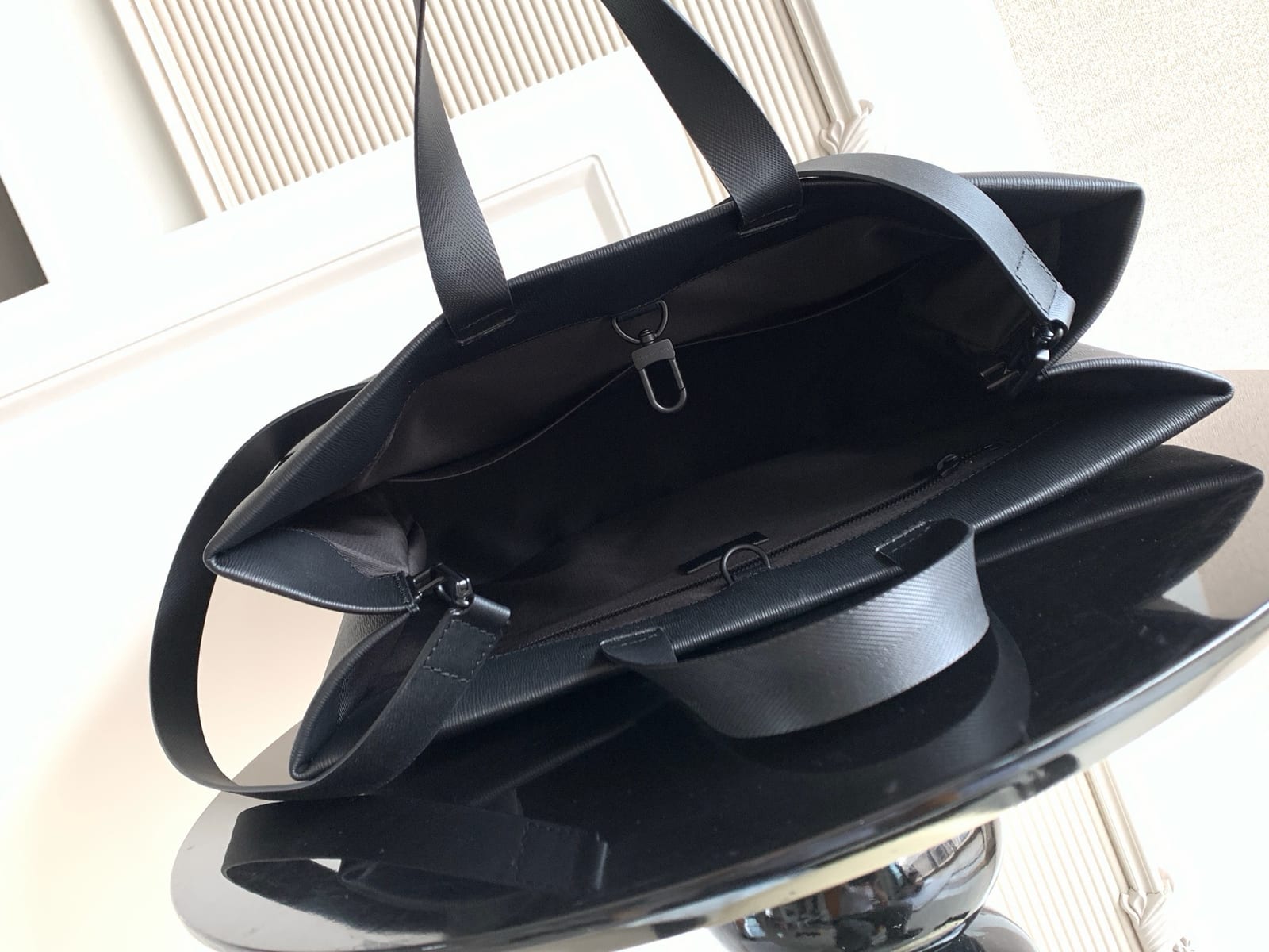 Shopper Tote in Black Leather 4