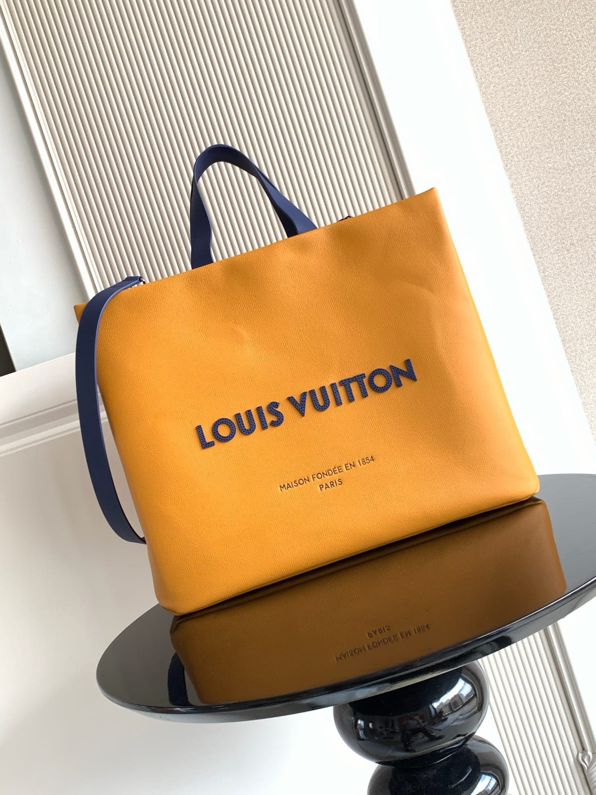 Louis Vuitton Shopper Tote MM in Safran Leather