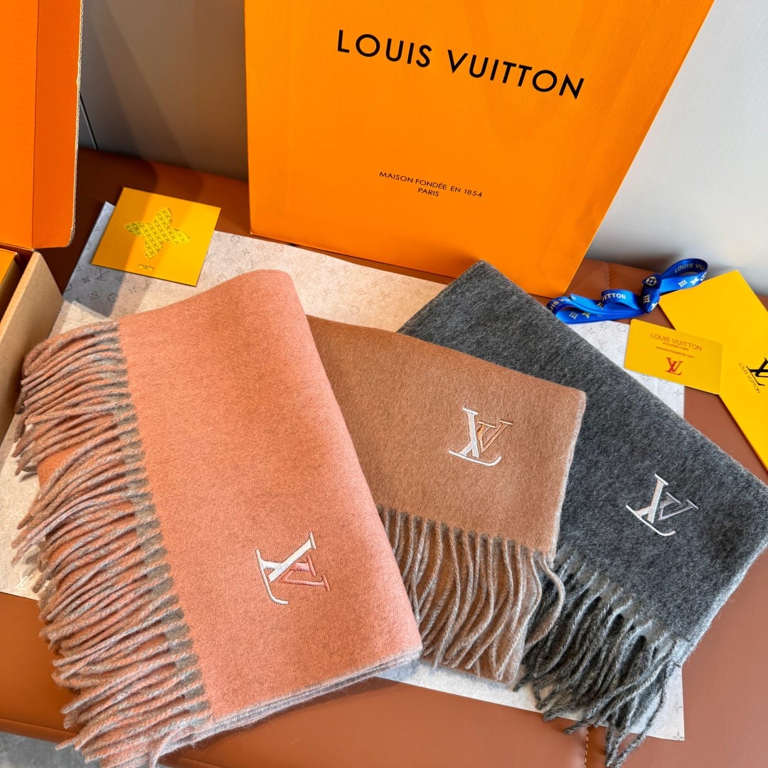  Louis Vuitton Reykjavik Scarf 2