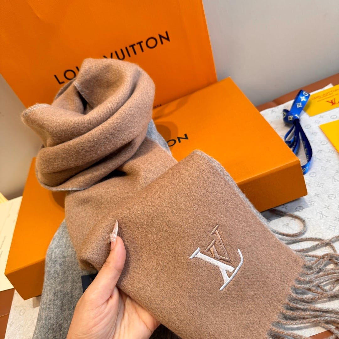  Louis Vuitton Reykjavik Scarf 3