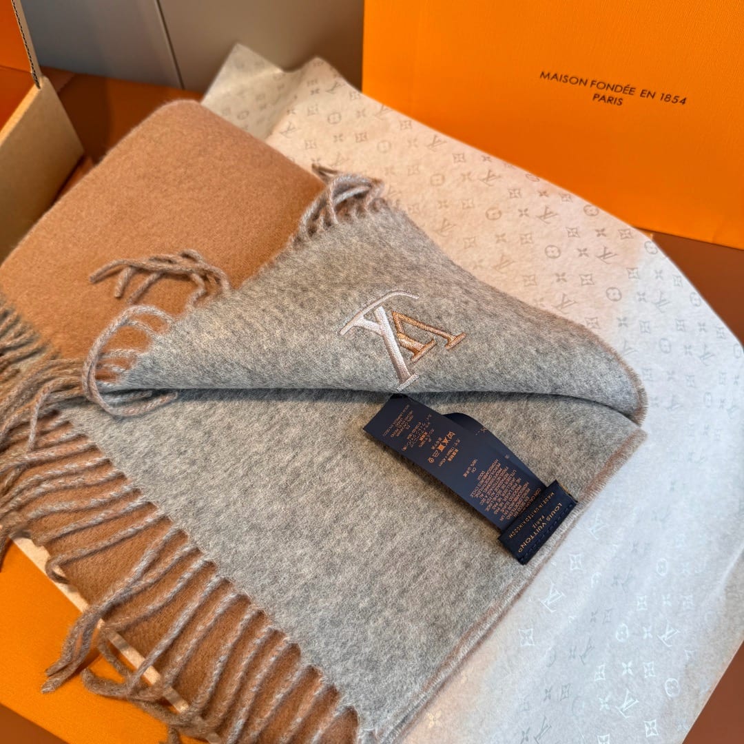  Louis Vuitton Reykjavik Scarf 4