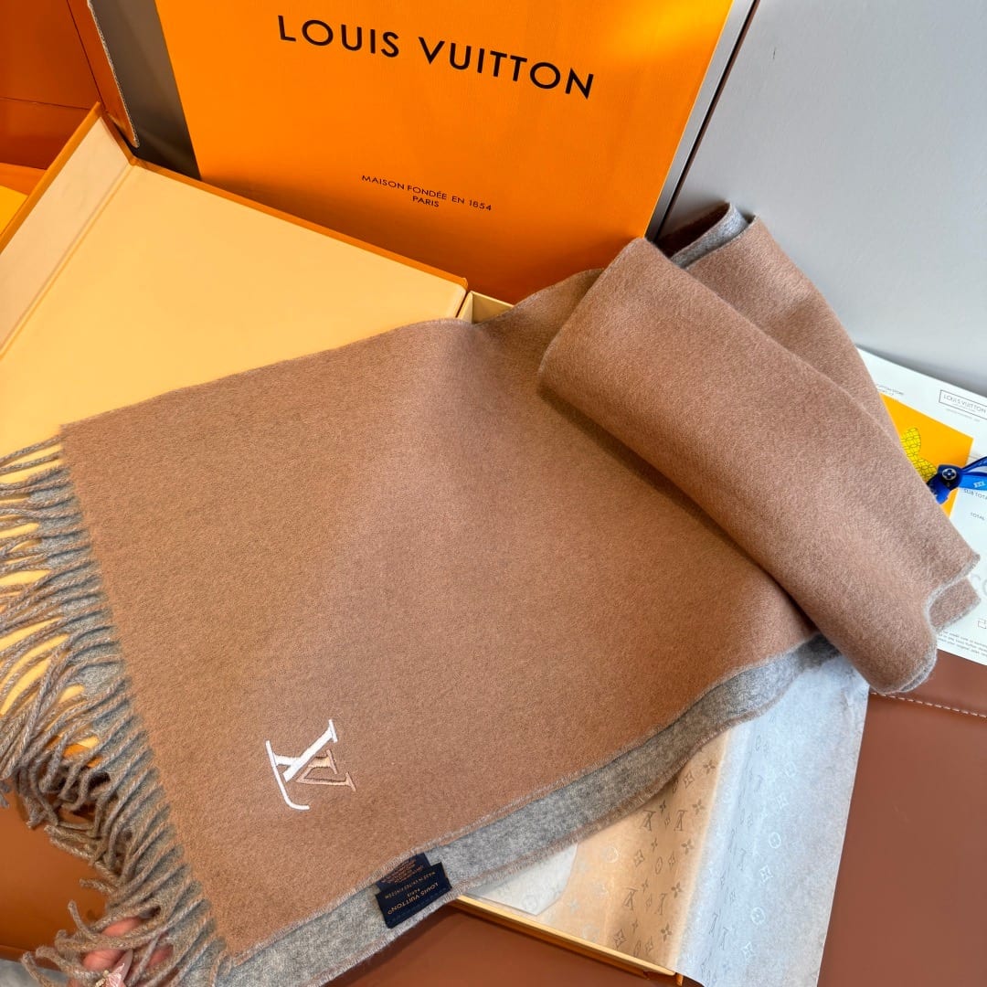  Louis Vuitton Reykjavik Scarf 5