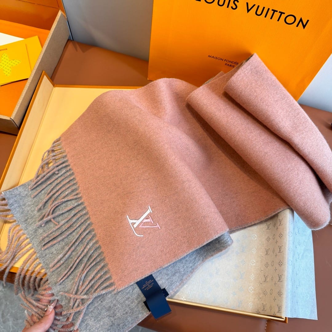  Louis Vuitton Reykjavik Scarf 6