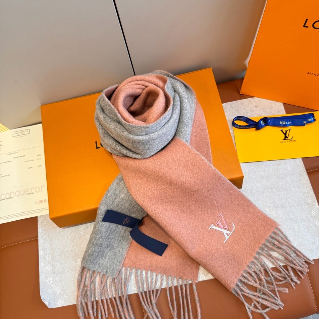  Louis Vuitton Reykjavik Scarf 8