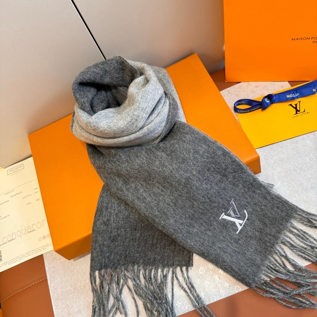  Louis Vuitton Reykjavik Scarf 10
