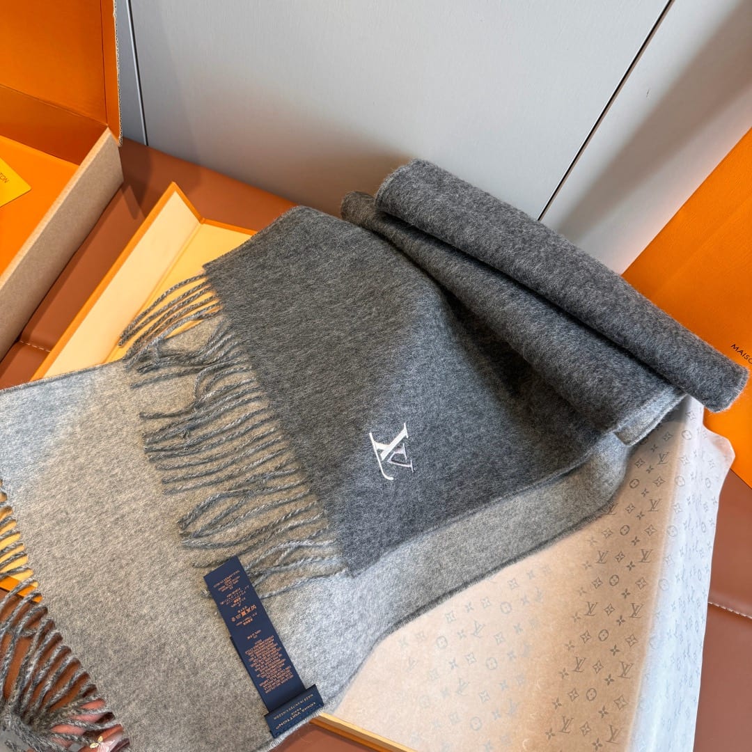  Louis Vuitton Reykjavik Scarf 12